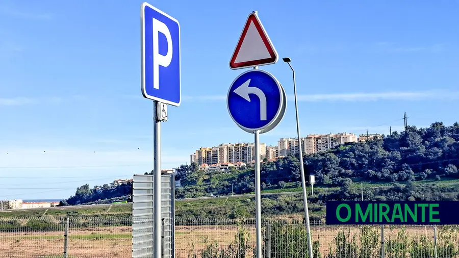Novo sinal de trânsito em Vialonga Novo sinal de trânsito em Vialonga