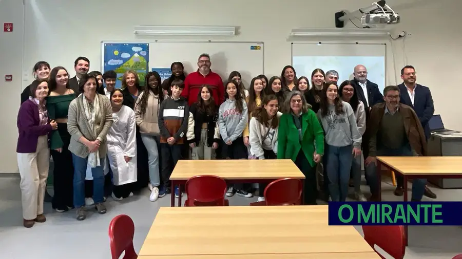 Agrupamento de escolas de Alhandra abre laboratório para estudo da ciência Agrupamento de escolas de Alhandra abre laboratório para estudo da ciência
