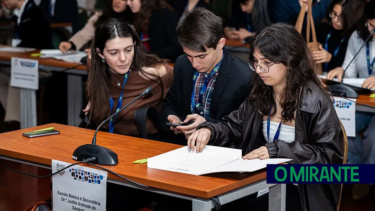 Seis dezenas de jovens participaram na sessão distrital de Santarém do Parlamento dos Jovens