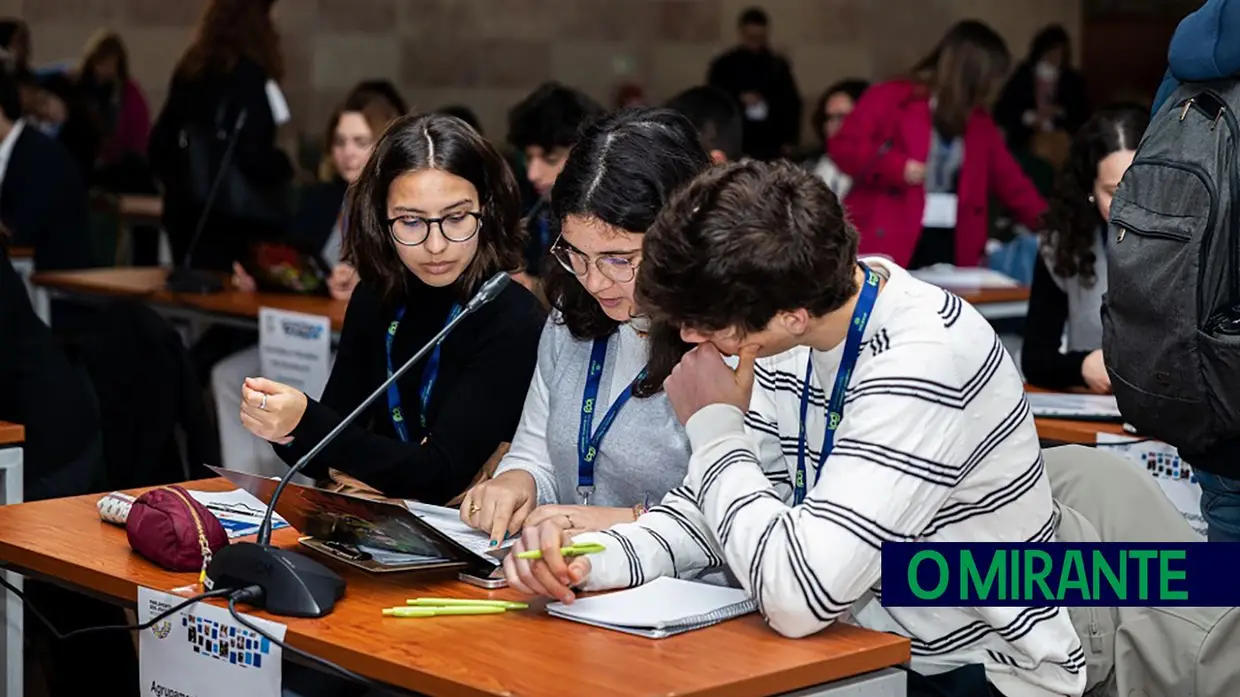 Seis dezenas de jovens participaram na sessão distrital de Santarém do Parlamento dos Jovens