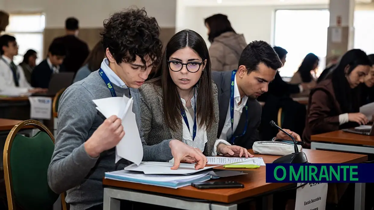 Seis dezenas de jovens participaram na sessão distrital de Santarém do Parlamento dos Jovens