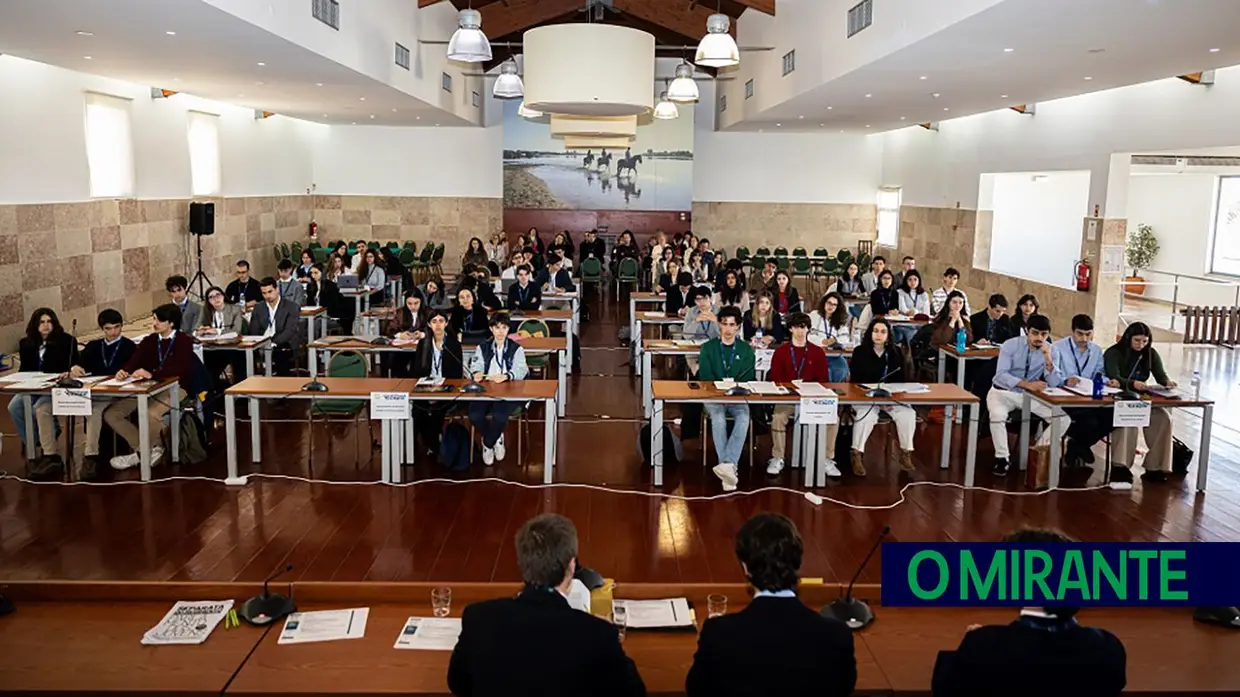 Seis dezenas de jovens participaram na sessão distrital de Santarém do Parlamento dos Jovens