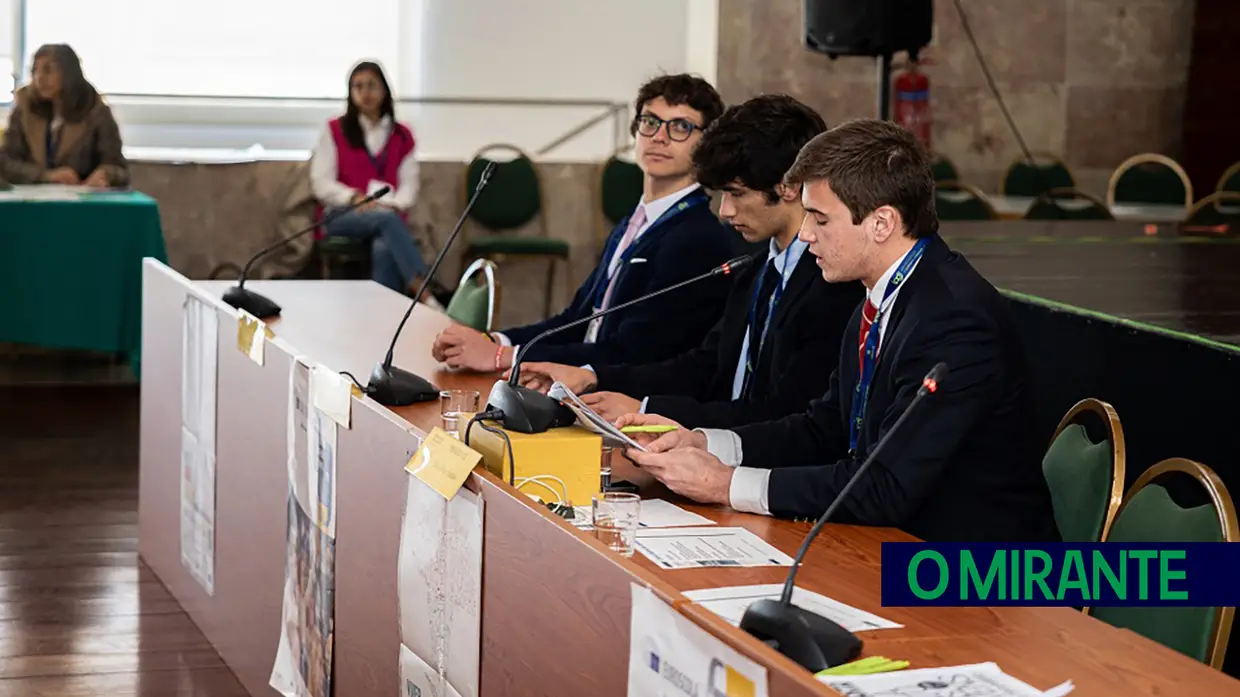 Seis dezenas de jovens participaram na sessão distrital de Santarém do Parlamento dos Jovens
