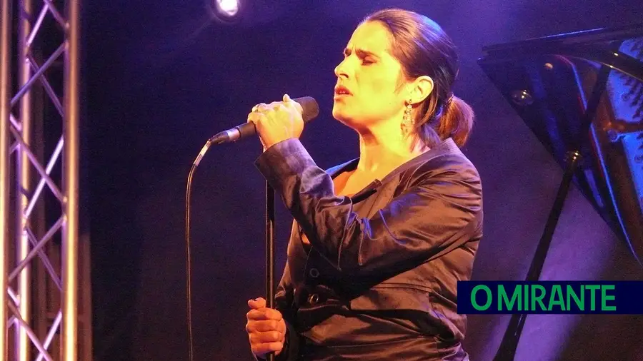 Cristina Branco volta ao álbum "Abril" para série de concertos Cristina Branco volta ao álbum "Abril" para série de concertos