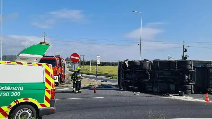 Camião tombado na rotunda sobre o IC10 em Almeirim