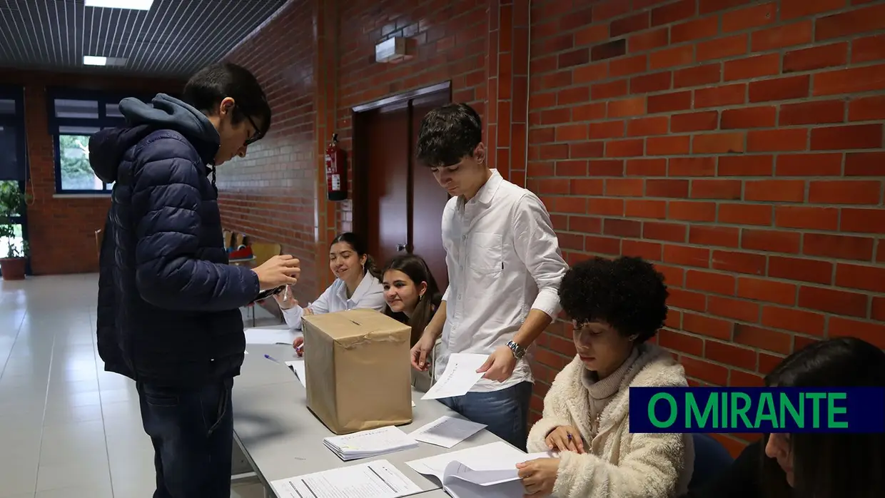 Alunos da Escola Profissional de Ourém participam em simulação de acto eleitoral