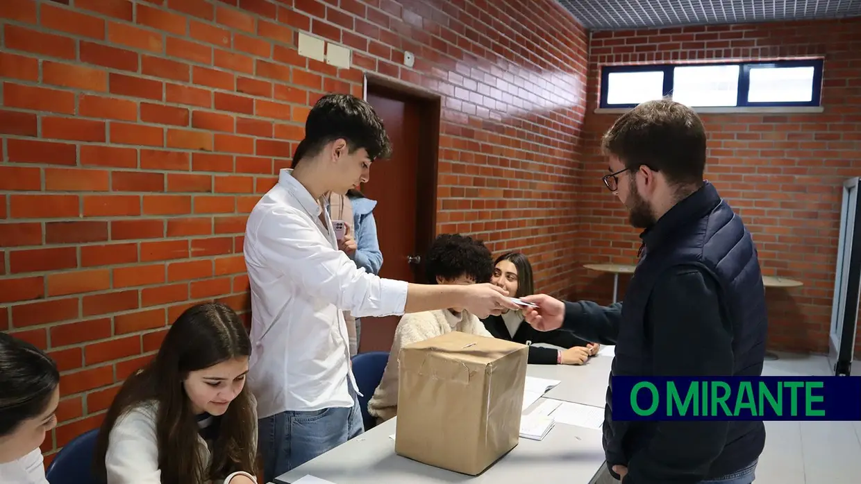 Alunos da Escola Profissional de Ourém participam em simulação de acto eleitoral