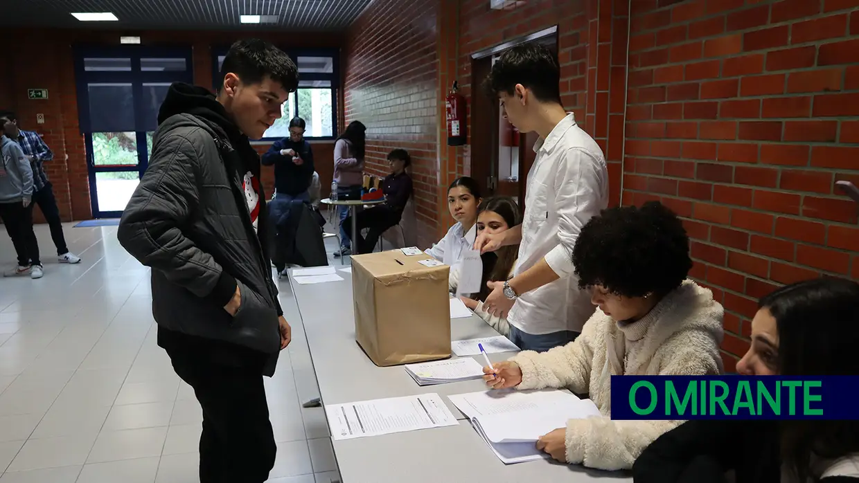 Alunos da Escola Profissional de Ourém participam em simulação de acto eleitoral