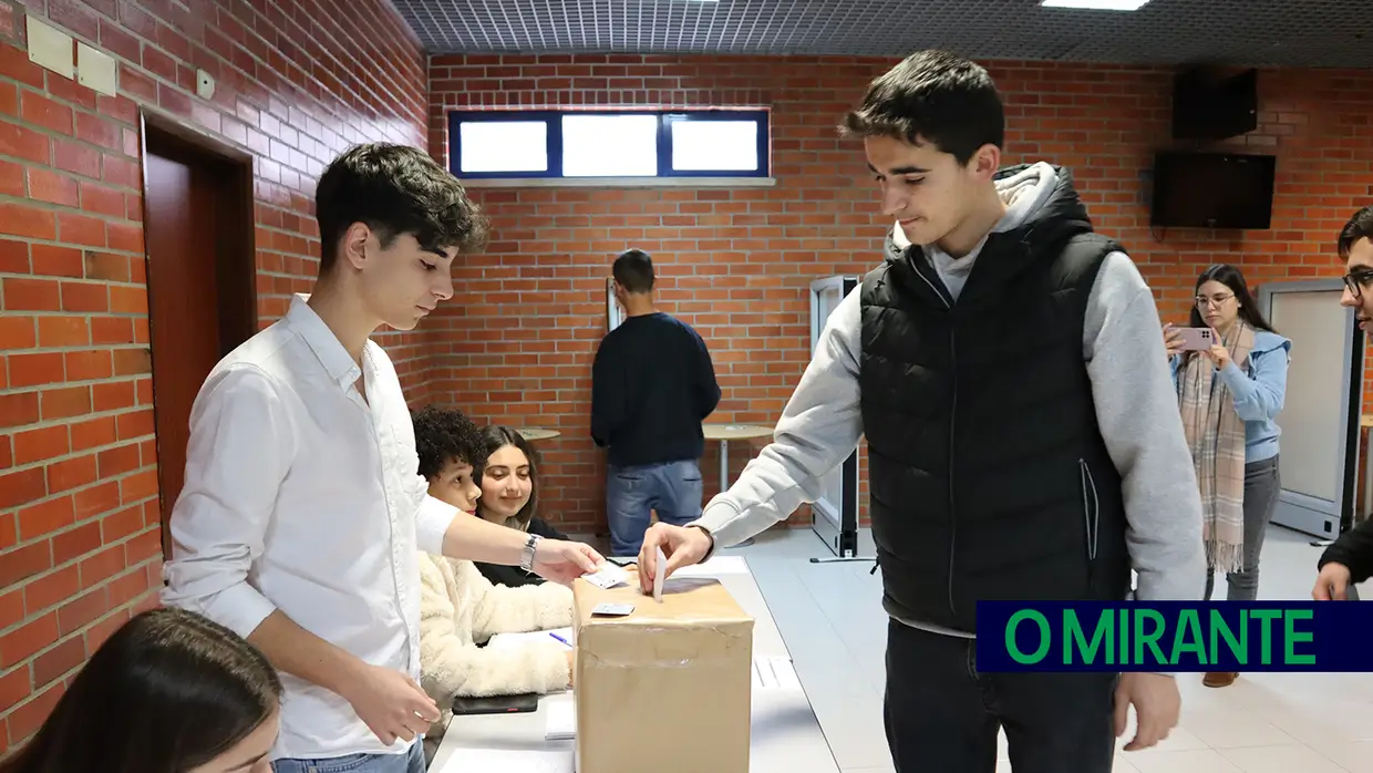 Alunos da Escola Profissional de Ourém participam em simulação de acto eleitoral