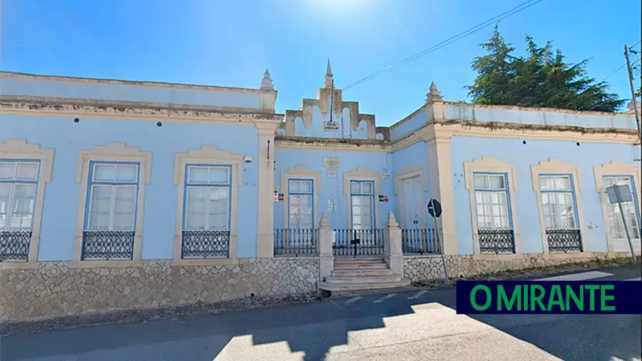 Antiga escola de Azoia de Baixo cedida à junta de freguesia