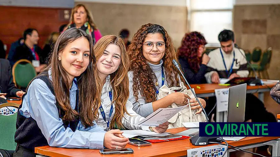 Seis dezenas de estudantes foram deputados por um dia no Parlamento dos Jovens Seis dezenas de estudantes foram deputados por um dia no Parlamento dos Jovens