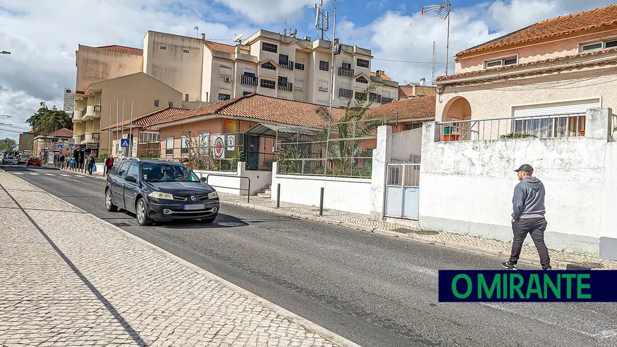 Trânsito na avenida central de Vialonga vai ter apenas um sentido Trânsito na avenida central de Vialonga vai ter apenas um sentido