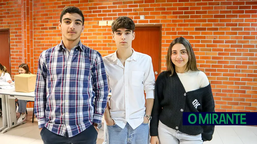 Alunos de Ourém simularam acto eleitoral para promover participação cívica Alunos de Ourém simularam acto eleitoral para promover participação cívica