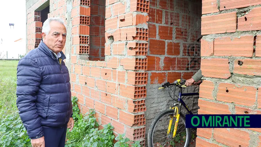 Tem uma casa da câmara mas prefere viver como sem abrigo