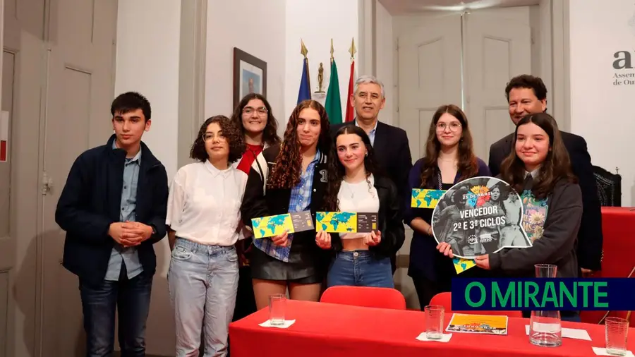 Alunos de Ourém apresentaram projectos sobre a Revolução dos Cravos Alunos de Ourém apresentaram projectos sobre a Revolução dos Cravos