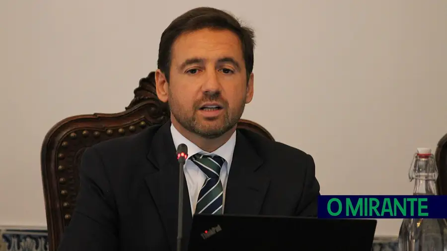 Parlamento aprova levantamento de imunidade dos deputados e Pedro Frazão e Inês de Sousa Real Parlamento aprova levantamento de imunidade dos deputados e Pedro Frazão e Inês de Sousa Real