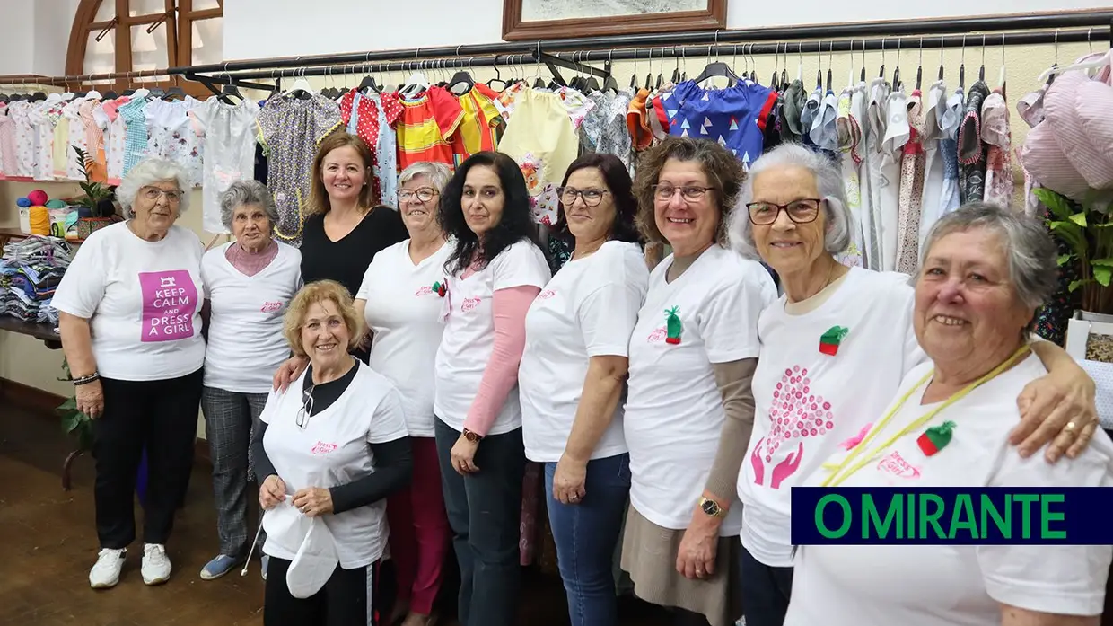 Grupo de costura solidária de Salvaterra de Magos faz vestidos para ajudar crianças de todo o mundo