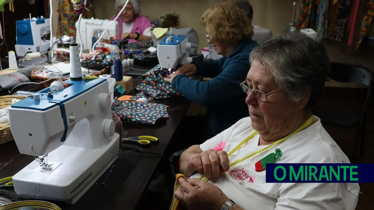 Grupo de costura solidária de Salvaterra de Magos faz vestidos para ajudar crianças de todo o mundo