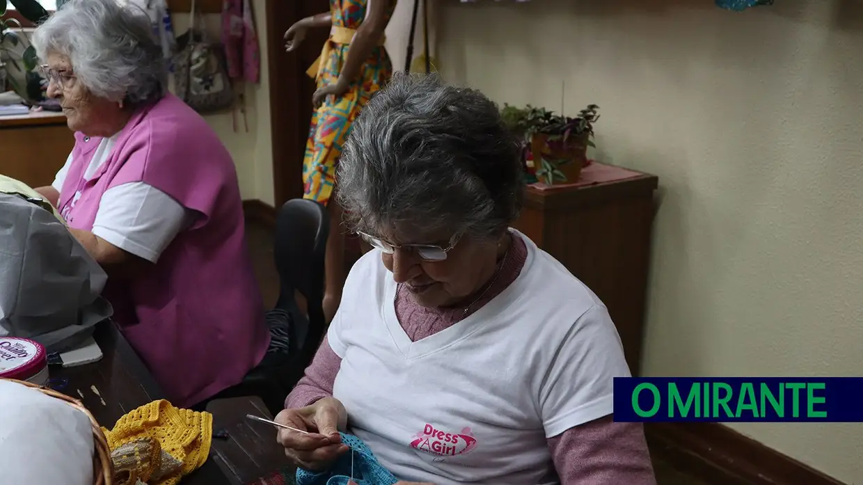 Grupo de costura solidária de Salvaterra de Magos faz vestidos para ajudar crianças de todo o mundo