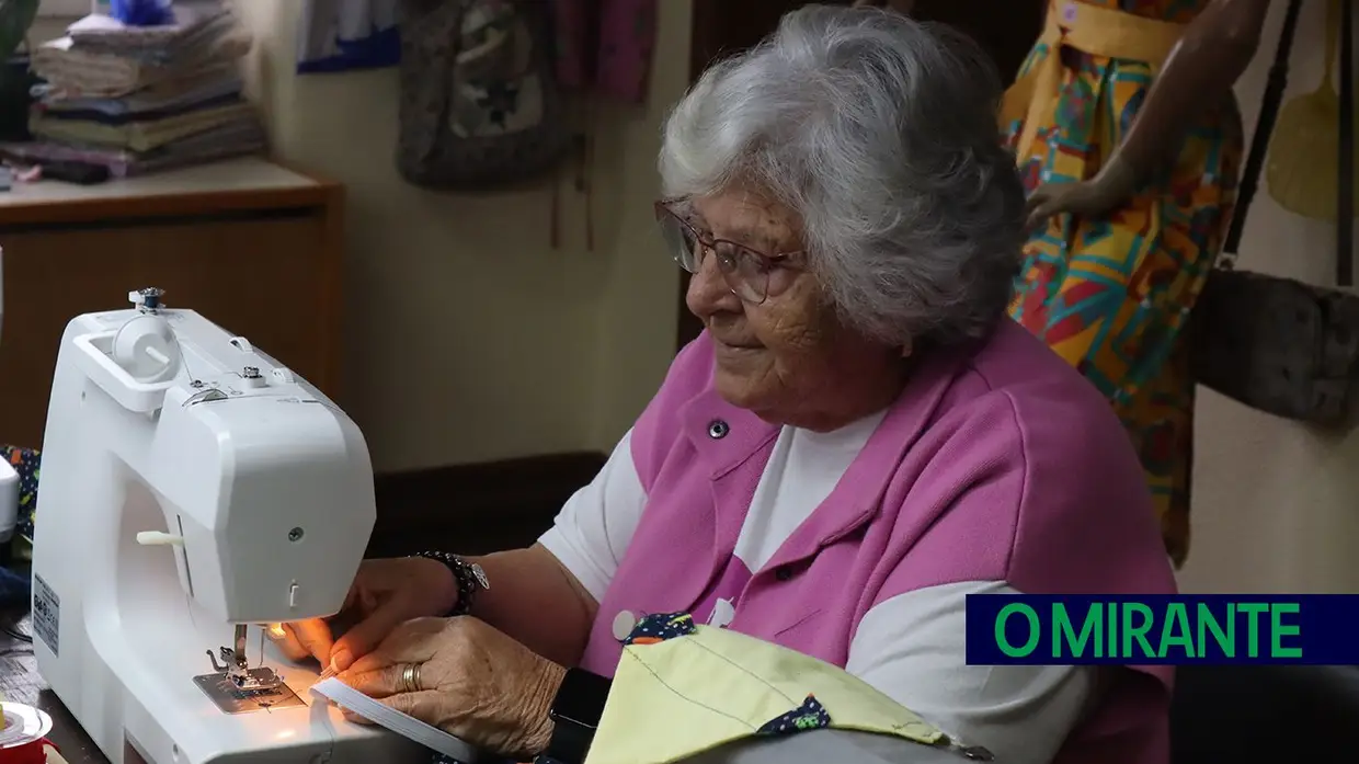 Grupo de costura solidária de Salvaterra de Magos faz vestidos para ajudar crianças de todo o mundo