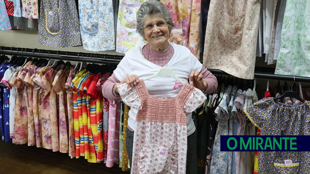 Grupo de costura solidária de Salvaterra de Magos faz vestidos para ajudar crianças de todo o mundo