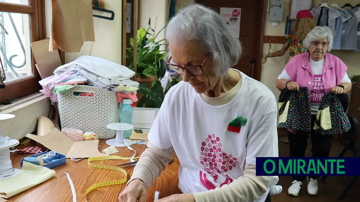 Grupo de costura solidária de Salvaterra de Magos faz vestidos para ajudar crianças de todo o mundo