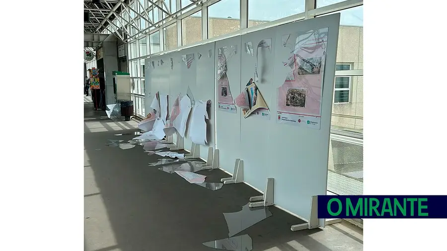 Exposição sobre o 25 de Abril vandalizada na estação da Póvoa de Santa Iria Exposição sobre o 25 de Abril vandalizada na estação da Póvoa de Santa Iria
