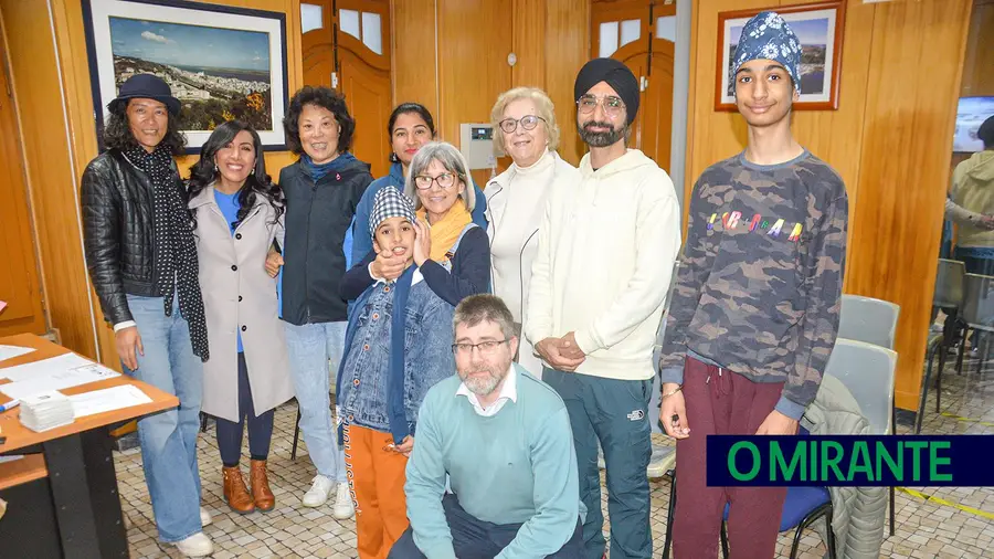 Imigrantes em Alhandra aprendem português com a ajuda de voluntárias Imigrantes em Alhandra aprendem português com a ajuda de voluntárias