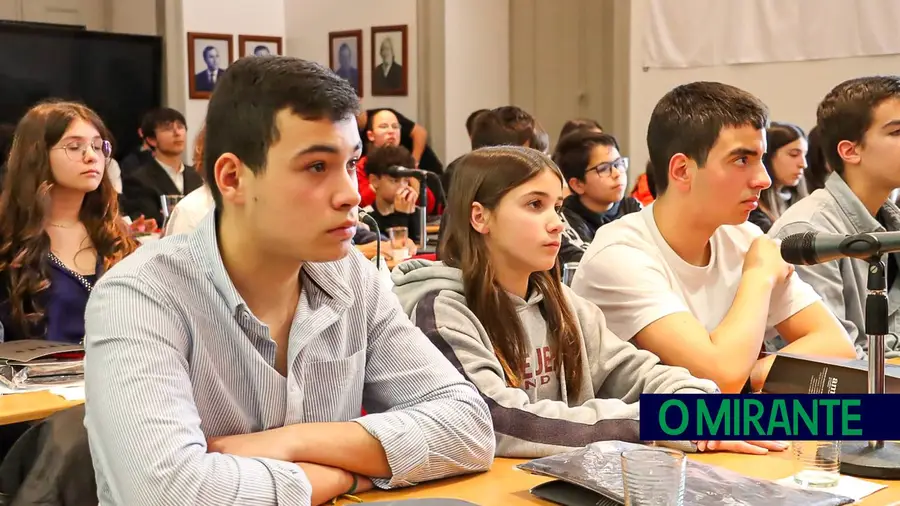 Alunos de Ourém apresentaram projectos sobre a Revolução dos Cravos