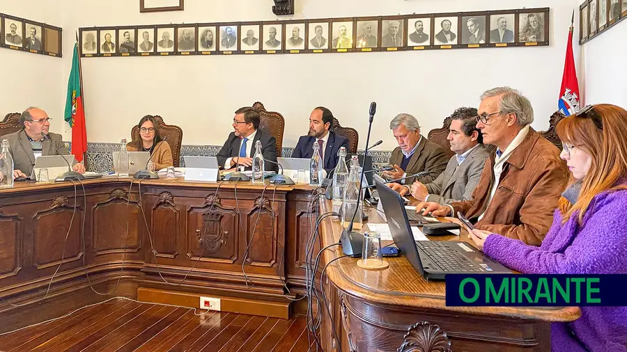Empresa Enfis Design deixou dívida de 45 mil euros à Câmara de Santarém Empresa Enfis Design deixou dívida de 45 mil euros à Câmara de Santarém