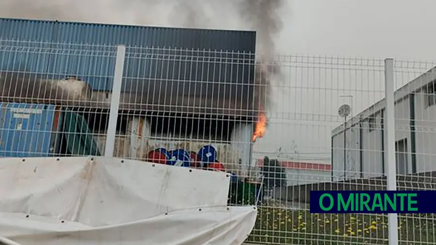 Ferido grave em incêndio numa fábrica de produtos químicos no Entroncamento Ferido grave em incêndio numa fábrica de produtos químicos no Entroncamento