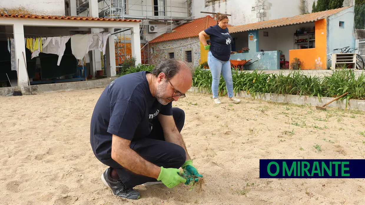 Allianz Portugal agarrou na enxada para limpar o exterior do Lar de Santo António em Santarém