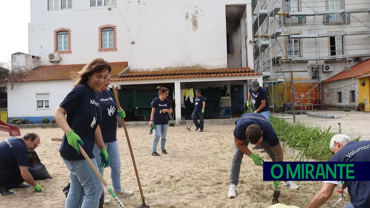 Allianz Portugal agarrou na enxada para limpar o exterior do Lar de Santo António em Santarém