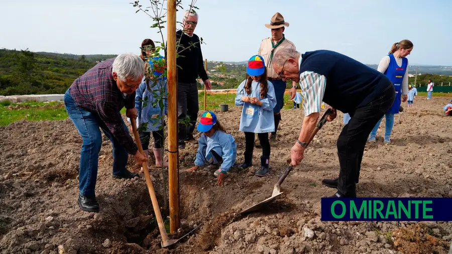 Ourém assinalou Dia Mundial da Árvore com plantação de amieiros, sobreiros e carvalhos Ourém assinalou Dia Mundial da Árvore com plantação de amieiros, sobreiros e carvalhos