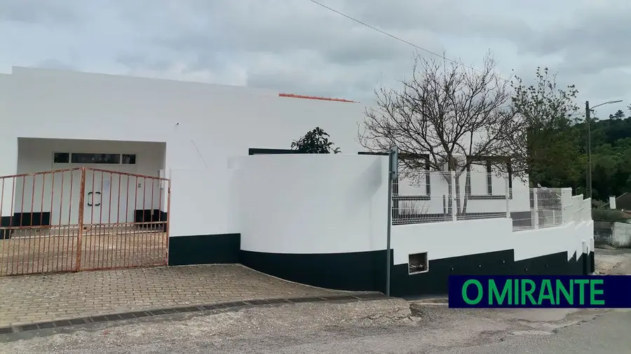 Antigo jardim de infância de Alcanede cedido à junta de freguesia Antigo jardim de infância de Alcanede cedido à junta de freguesia