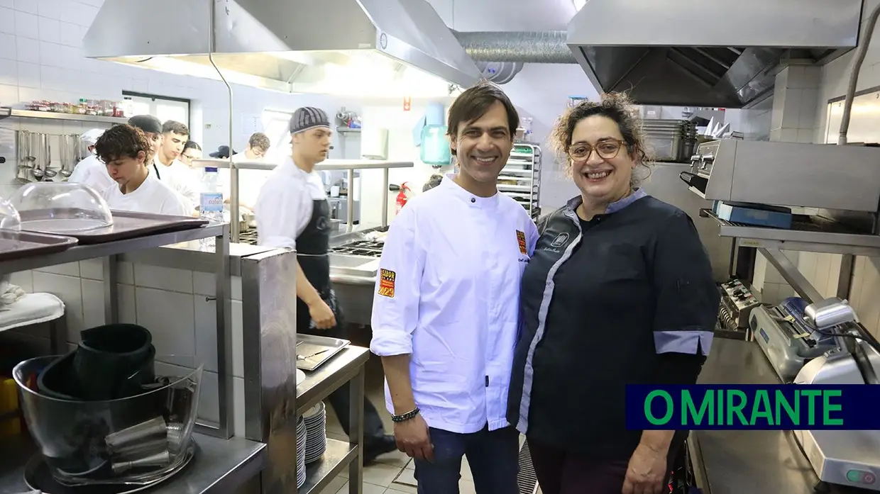 Na cozinha dos chefs Noélia e Luís durante o Mês da Enguia em Salvaterra de Magos