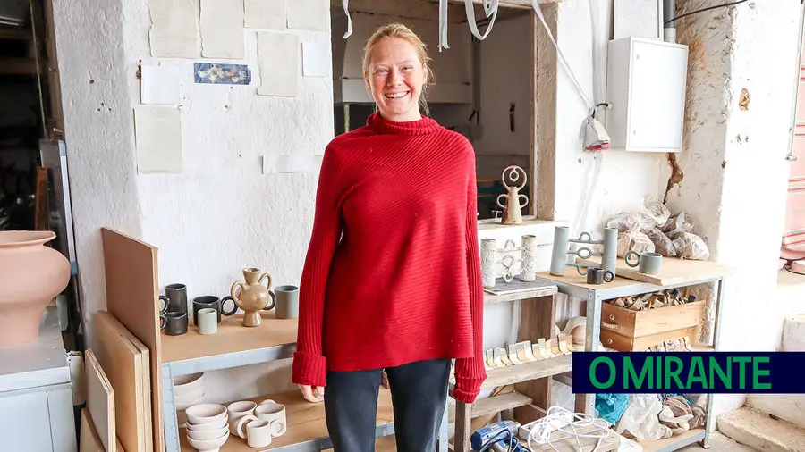 Uma artista e modelo que chegou a Tomar para ensinar cerâmica a jovens e adultos Uma artista e modelo que chegou a Tomar para ensinar cerâmica a jovens e adultos