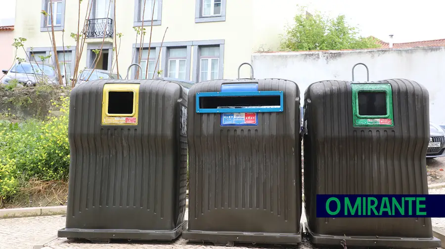 Ecopontos cheios e postes de electricidade danificados em Pontével