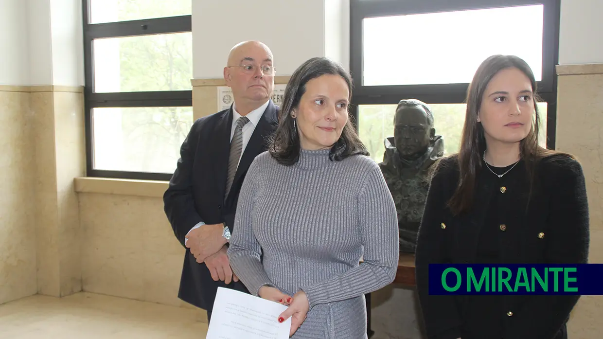 Tribunal de Santarém faz 70 e volta a ter busto que foi retirado no 25 de Abril