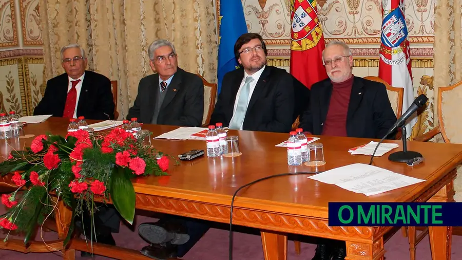 Santarém distingue militares de Abril e primeiros autarcas do pós-revolução Santarém distingue militares de Abril e primeiros autarcas do pós-revolução
