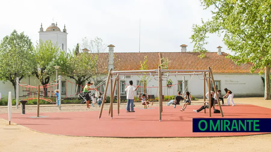 Parque infantil e esplanada das Portas do Sol voltaram ao activo