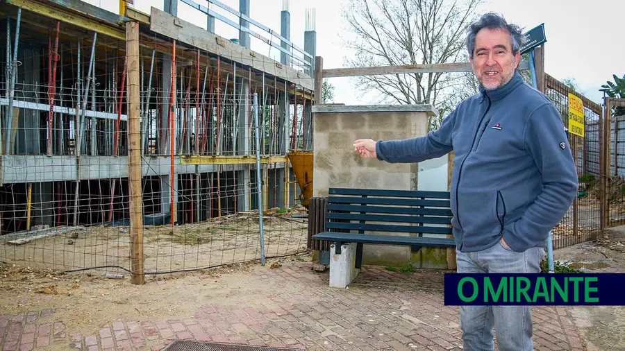 Morador contesta volumetria de prédio em construção em Samora Correia Morador contesta volumetria de prédio em construção em Samora Correia