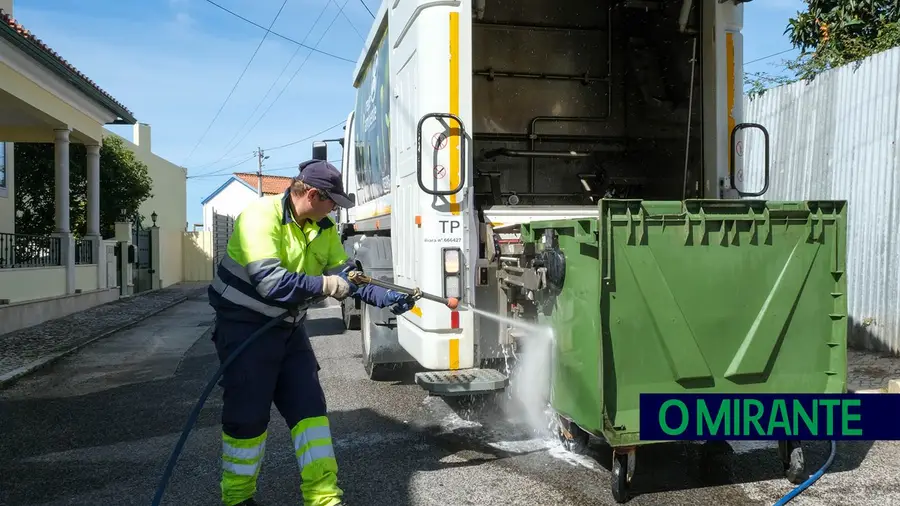 Limpeza de contentores do lixo no Cartaxo