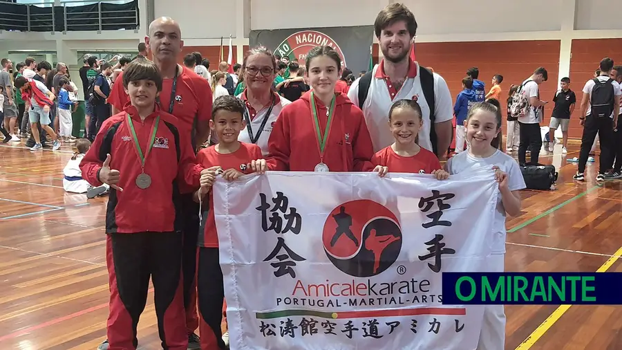 Associação Amicale Karaté com atletas vice-campeões regionais Associação Amicale Karaté com atletas vice-campeões regionais
