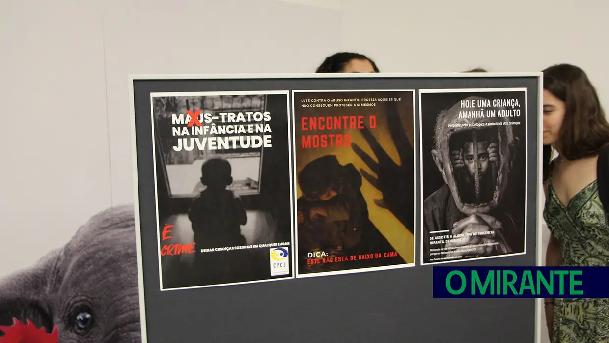 Exposição no Tribunal de Família e Menores em Santarém sobre maus-tratos na infância