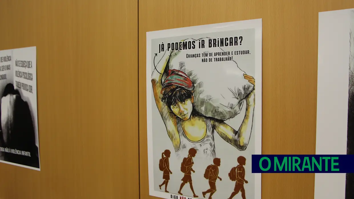Exposição no Tribunal de Família e Menores em Santarém sobre maus-tratos na infância