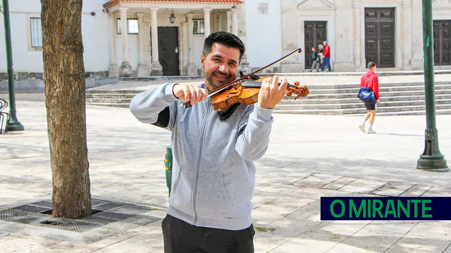 Violinista que fugiu da instabilidade no Brasil actua nas ruas do Ribatejo