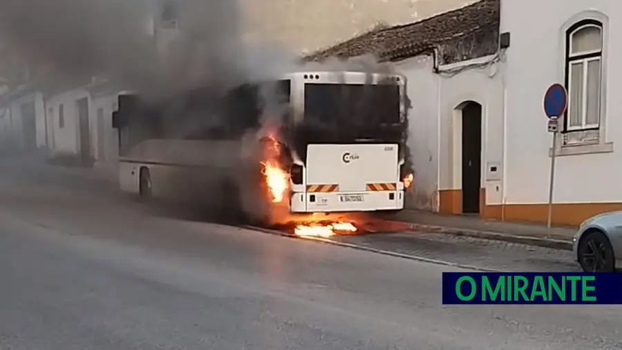 Autocarro estacionado no Cartaxo arde após término do serviço Autocarro estacionado no Cartaxo arde após término do serviço