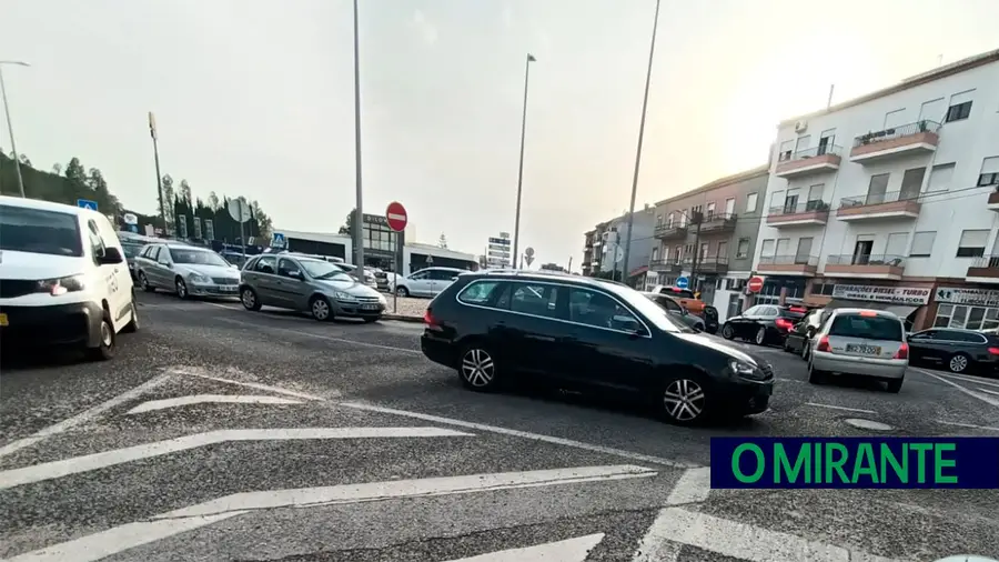 Batida de autocarro com ligeiro provoca o caos em Santarém