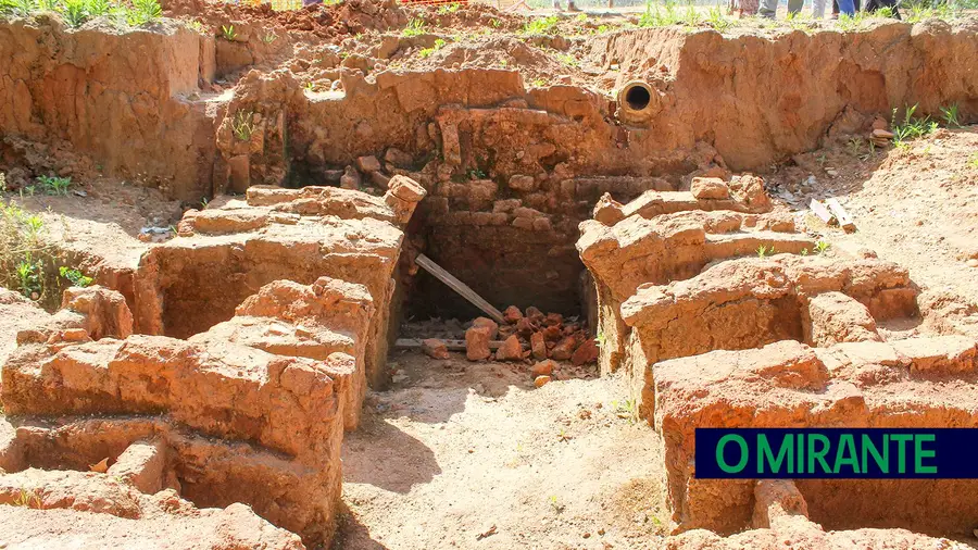 Escondido é que está bem Escondido é que está bem